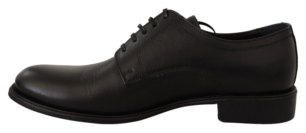 Vista traseira dos sapatos Derby de couro Dolce & Gabbana mostrando o reforço do calcanhar e a costura tonal precisa.