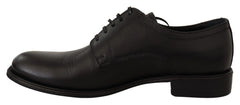 Vista traseira dos sapatos Derby de couro Dolce & Gabbana mostrando o reforço do calcanhar e a costura tonal precisa.