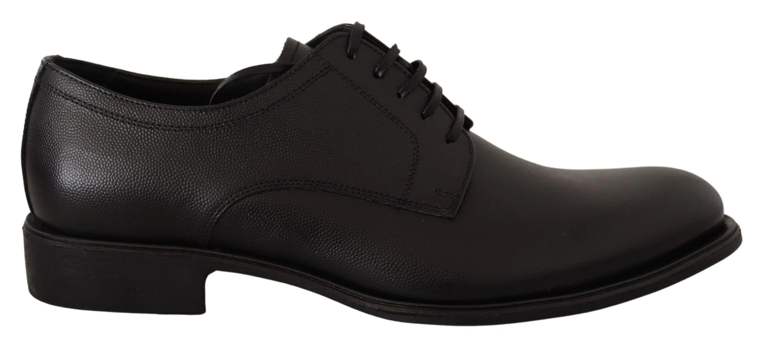 Vista de cima dos sapatos de vestir Dolce & Gabbana pretos com cadarços de algodão encerado e acabamento em couro liso.