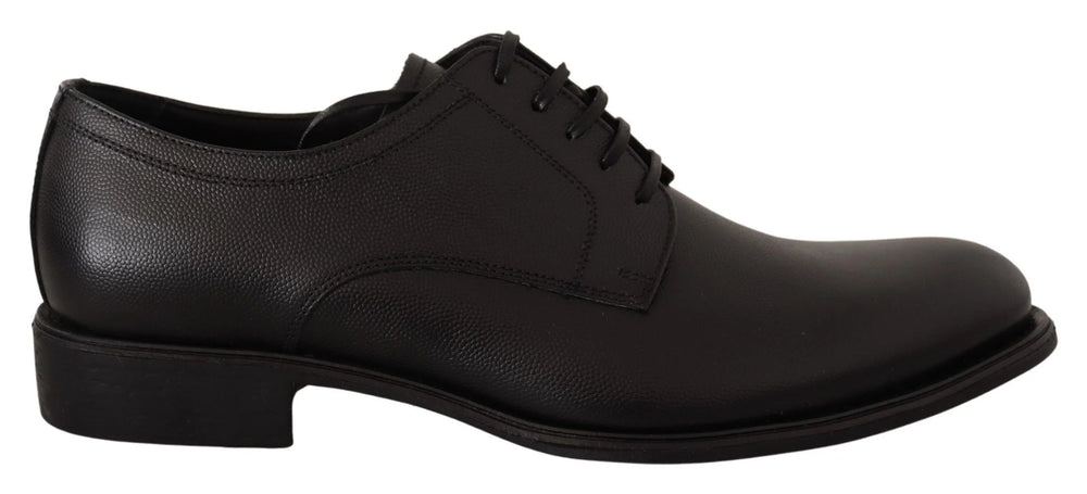 Vista de cima dos sapatos de vestir Dolce & Gabbana pretos com cadarços de algodão encerado e acabamento em couro liso.