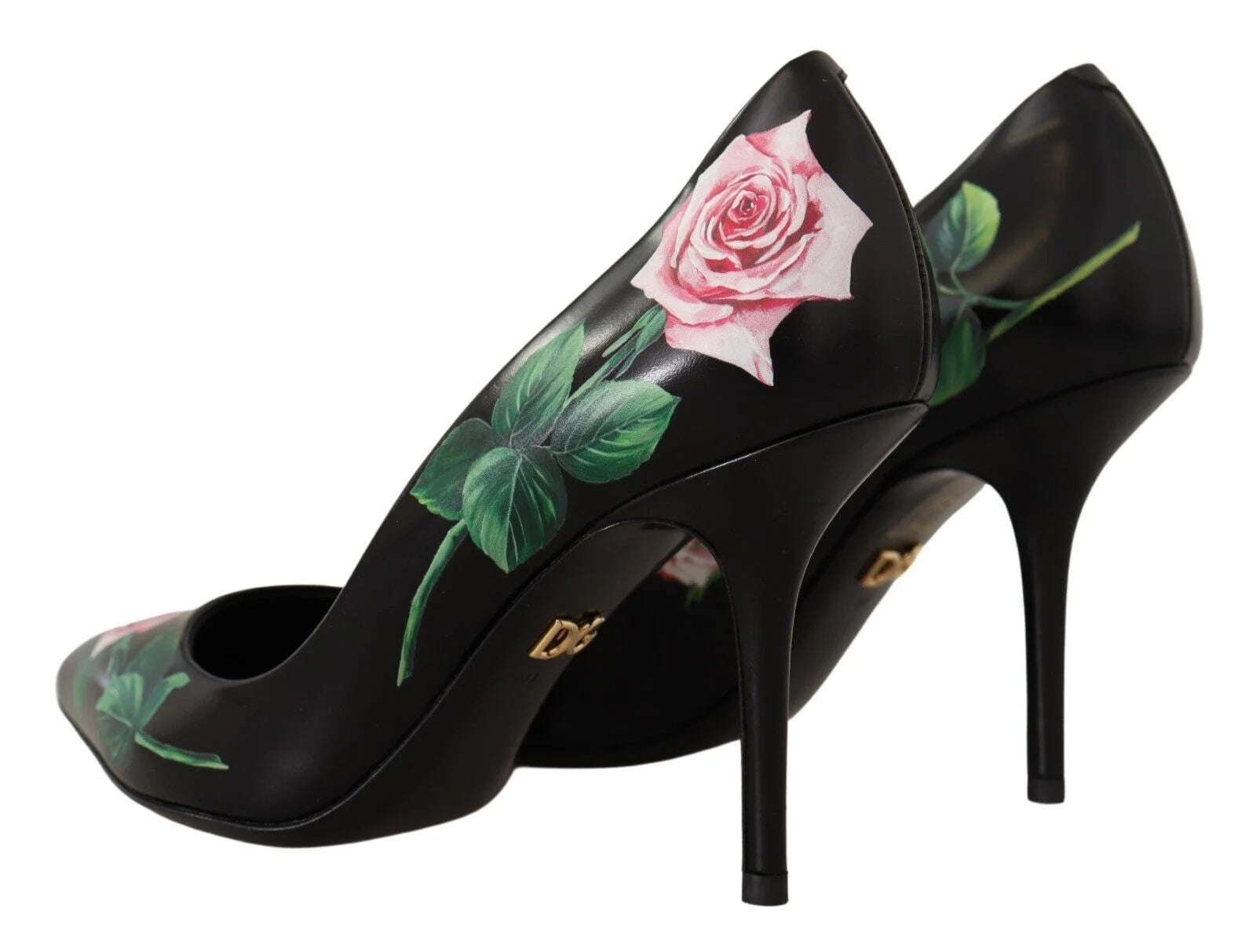 Van bovenaf bekeken Dolce & Gabbana puntige stiletto's in premium zwart leer met goudkleurige logo-binnenzolen.