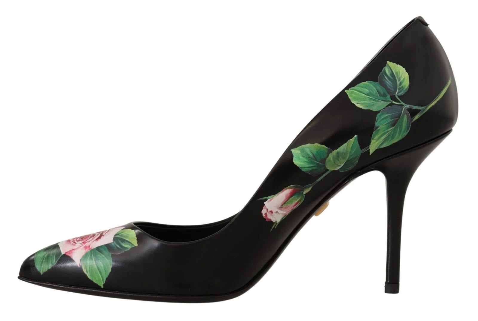 Close-up detail van de handgeschilderde rode roos en groene blad sculptuurhiel op een Dolce & Gabbana leren pump.