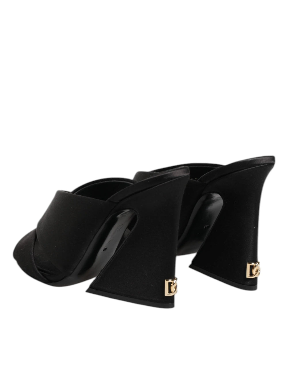 Vista dall'alto delle slides in raso nero Dolce & Gabbana con soletta in pelle brandizzata e design aperto.