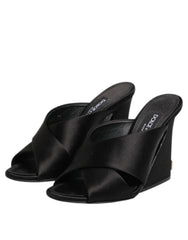 Vista posteriore dei sandali in raso Keira di Dolce & Gabbana che mostra il tallone elegante e la fattura raffinata.