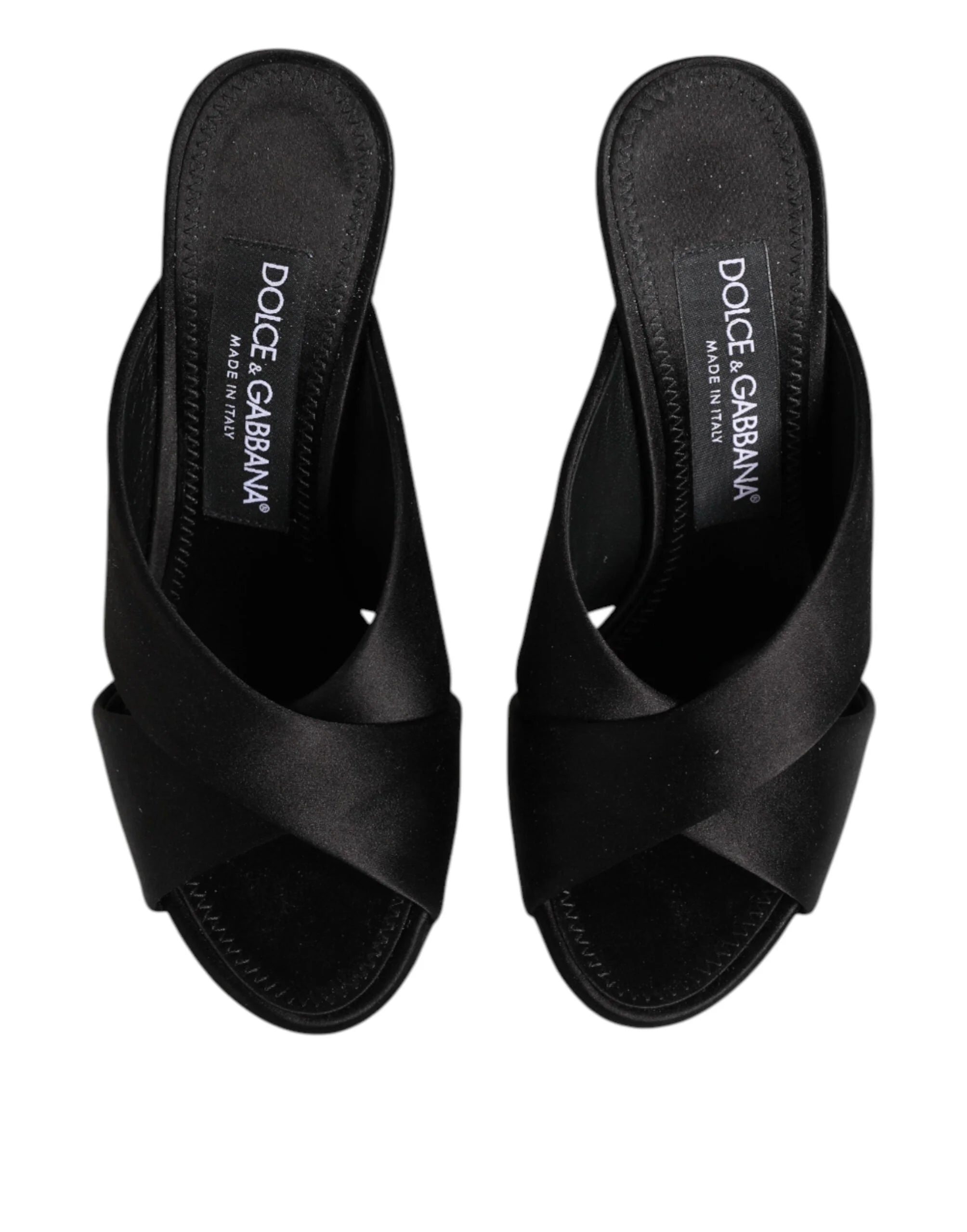 Profilo laterale delle mules Keira di Dolce & Gabbana in raso nero misto seta con suola in pelle piatta.