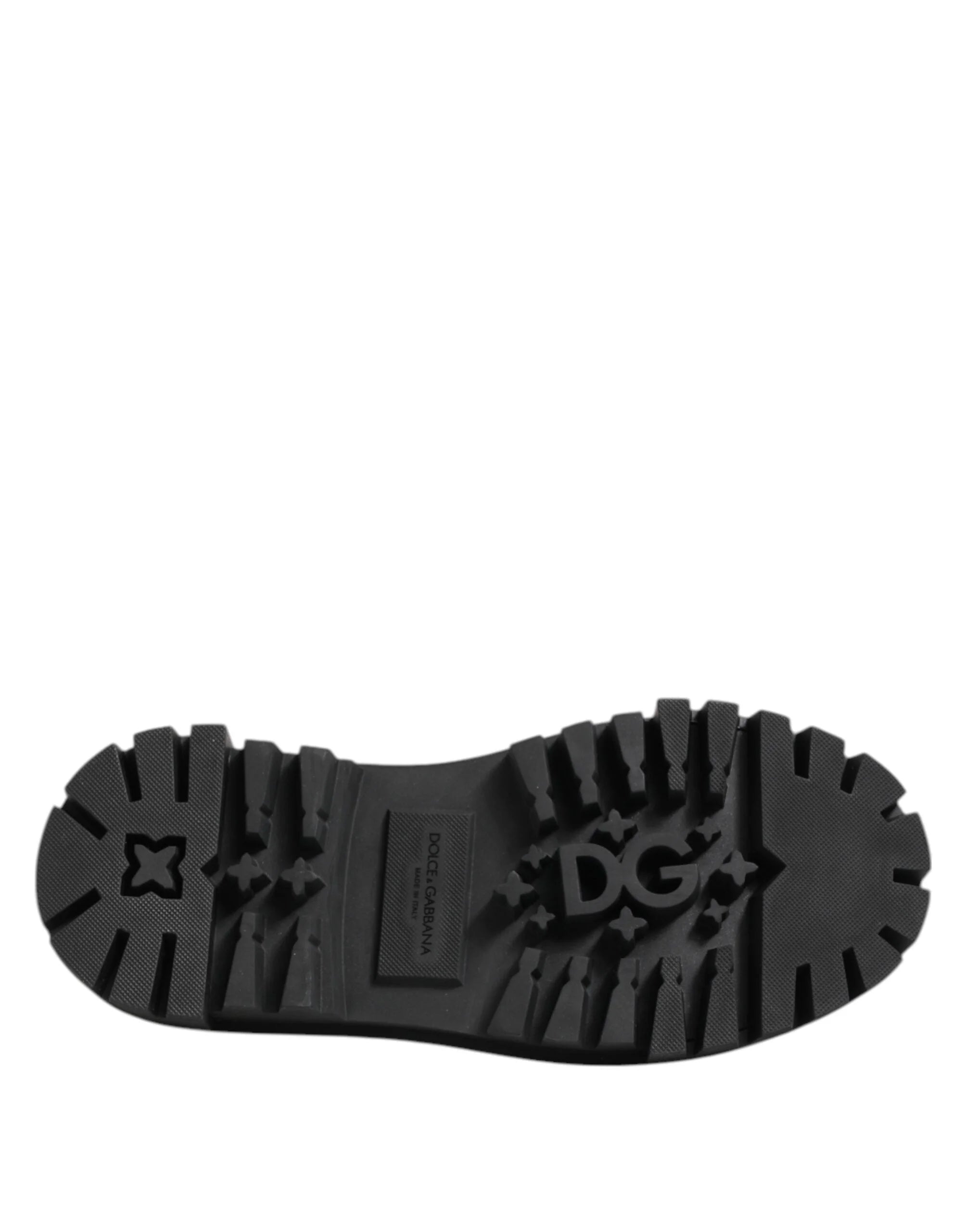 Détail macro de la construction en 100 % cuir calfskin et des coutures de précision sur les derbies de randonnée Dolce & Gabbana.