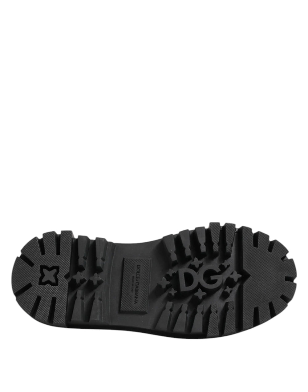 Détail macro de la construction en 100 % cuir calfskin et des coutures de précision sur les derbies de randonnée Dolce & Gabbana.