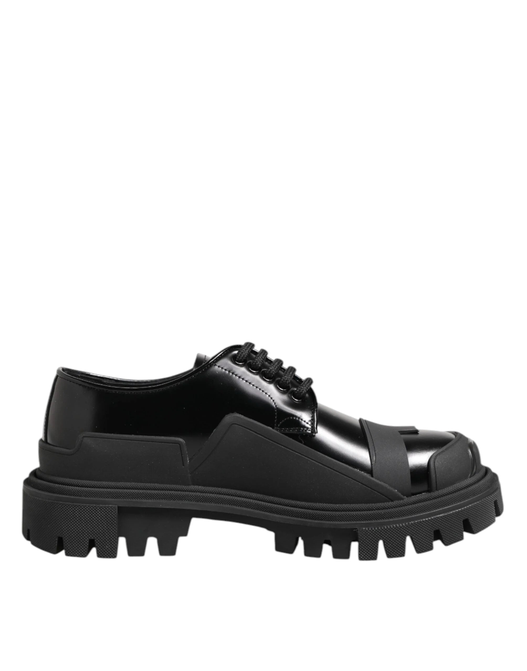 Perspective plongeante de la pointe effilée élégante et de la semelle intérieure en cuir griffée de ces chaussures habillées en cuir patenté noir pour hommes.