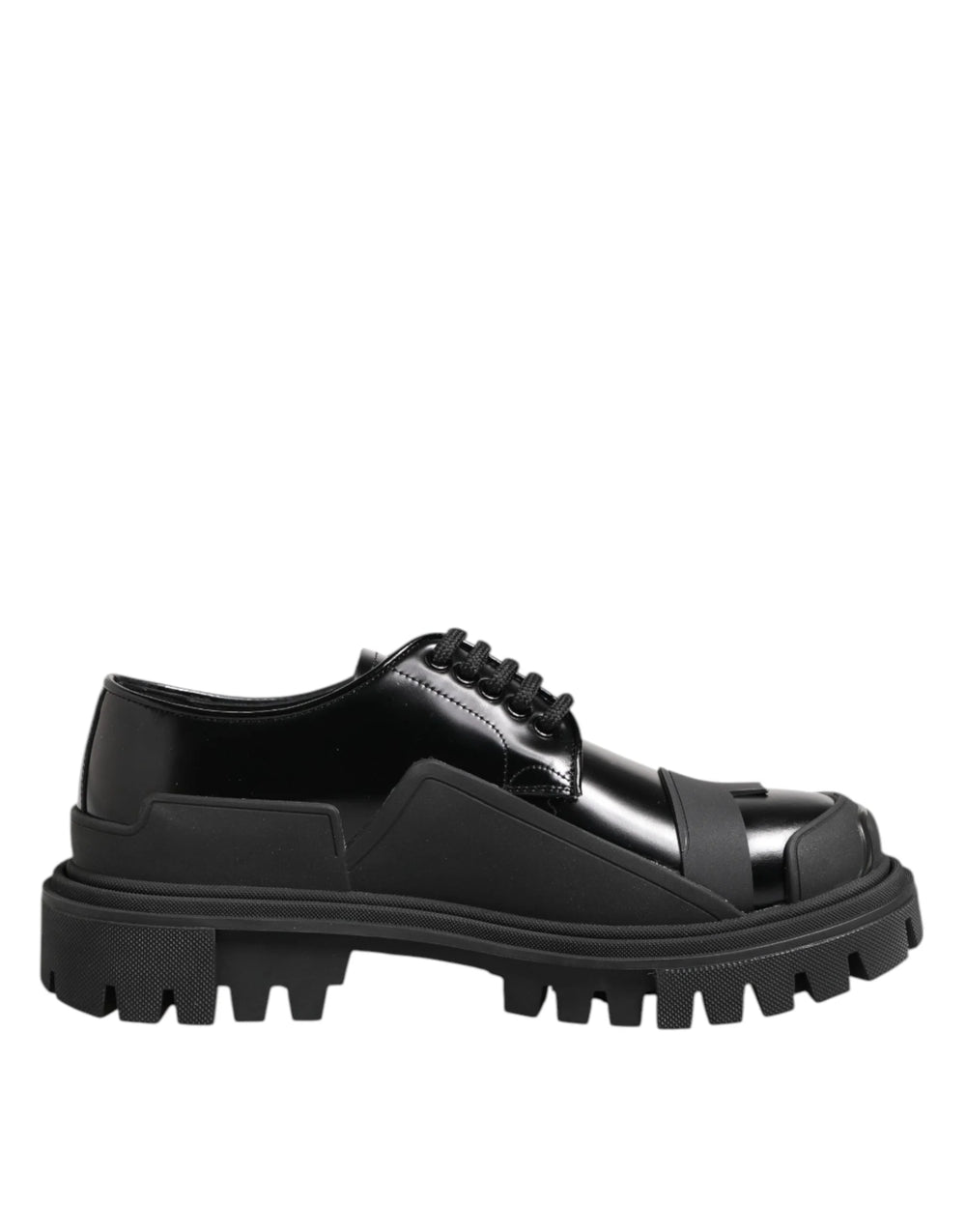 Perspective plongeante de la pointe effilée élégante et de la semelle intérieure en cuir griffée de ces chaussures habillées en cuir patenté noir pour hommes.