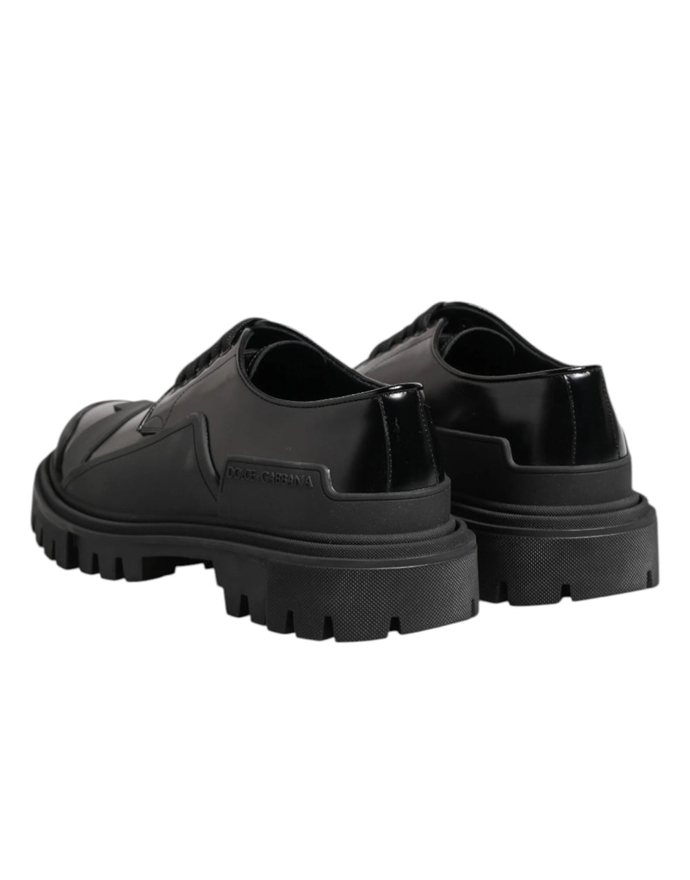 Vue rapprochée du dessus en cuir patenté poli et des lacets cirés ton sur ton de ces chaussures habillées italiennes de luxe.