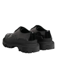 Vue rapprochée du dessus en cuir patenté poli et des lacets cirés ton sur ton de ces chaussures habillées italiennes de luxe.