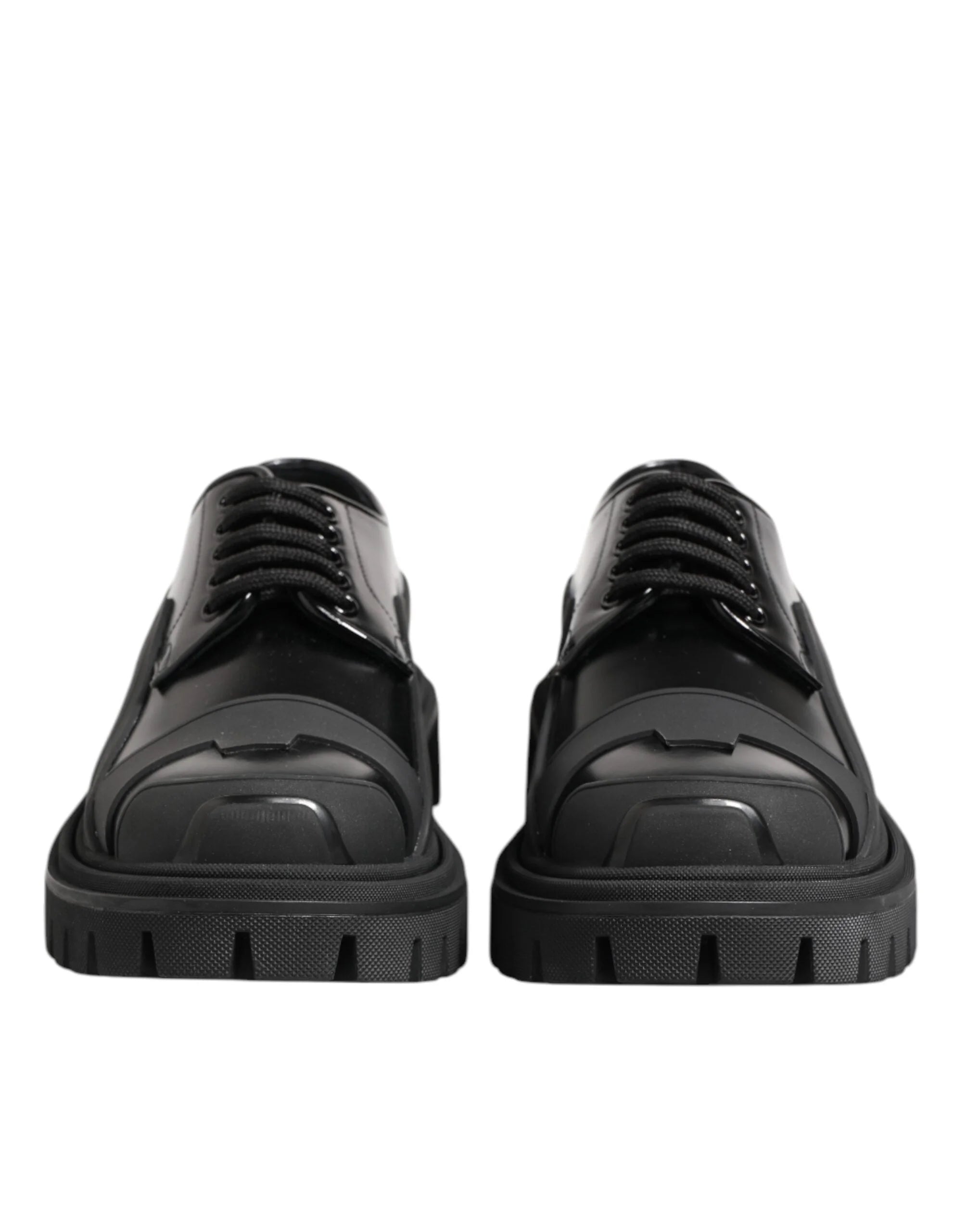 Derbies de randonnée en cuir patenté noir calfskin Dolce & Gabbana avec une finition brillante et une semelle épaisse à crampons.