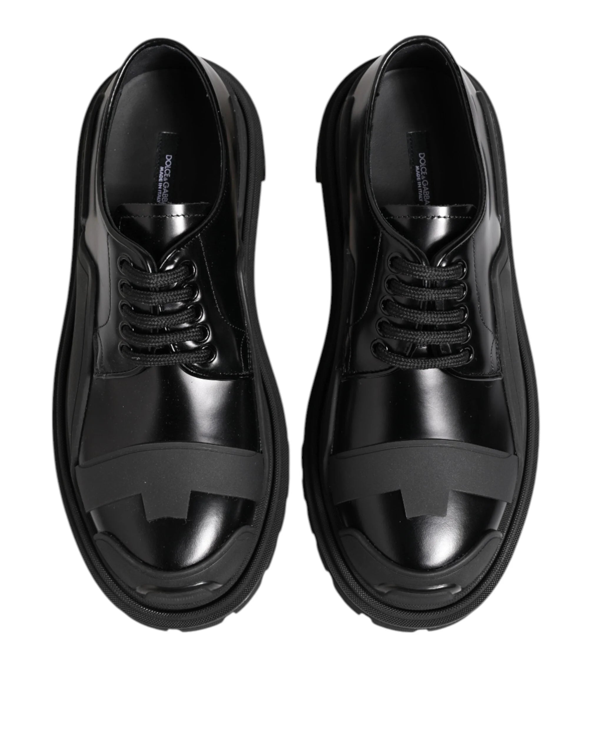 Profil latéral des derbies pour hommes en cuir patenté Dolce & Gabbana avec une semelle extérieure hybride en caoutchouc de style randonnée.