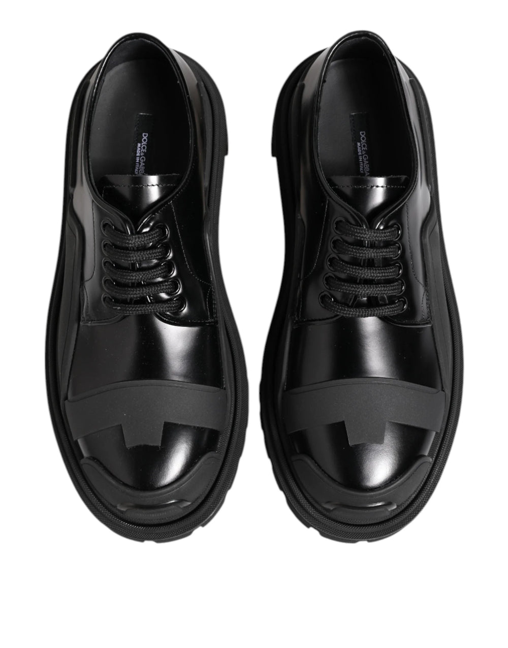 Profil latéral des derbies pour hommes en cuir patenté Dolce & Gabbana avec une semelle extérieure hybride en caoutchouc de style randonnée.