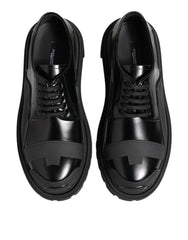 Profil latéral des derbies pour hommes en cuir patenté Dolce & Gabbana avec une semelle extérieure hybride en caoutchouc de style randonnée.