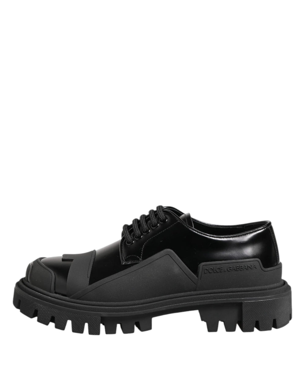 Vue détaillée du motif de crampons durable inspiré de la randonnée sur la semelle en caoutchouc noir des derbies Dolce & Gabbana.