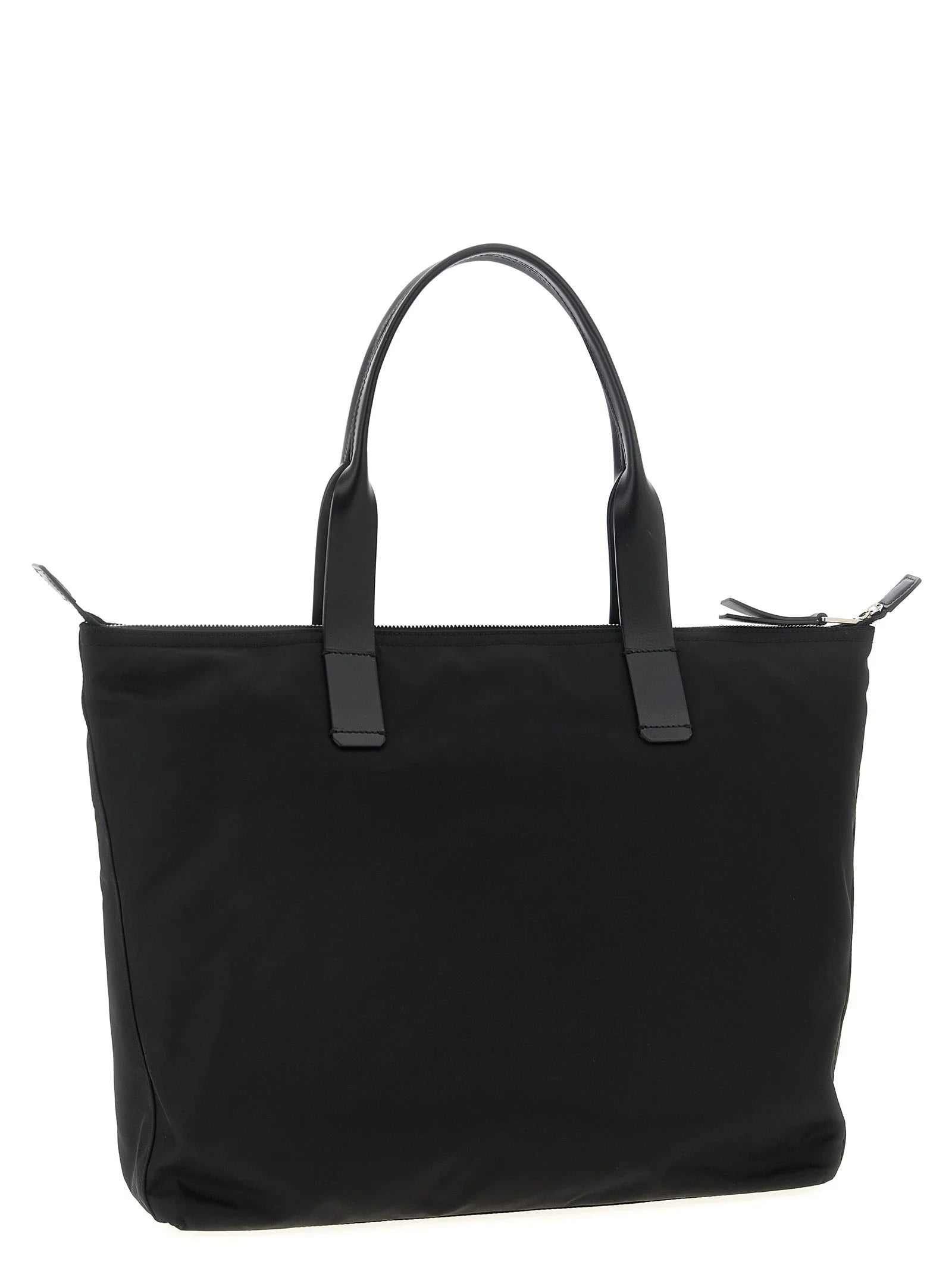 Bočný pohľad na tašku tote Dolce & Gabbana čiernej farby, ktorý ukazuje jej elegantnú siluetu a odolnú technickú tkaninu.