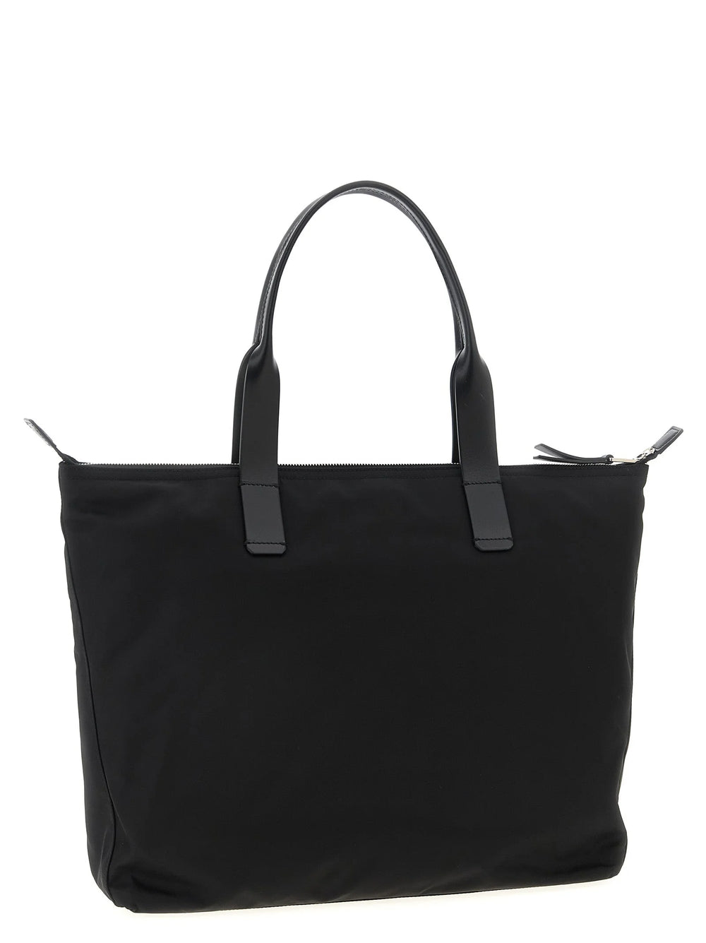 Bočný pohľad na tašku tote Dolce & Gabbana čiernej farby, ktorý ukazuje jej elegantnú siluetu a odolnú technickú tkaninu.