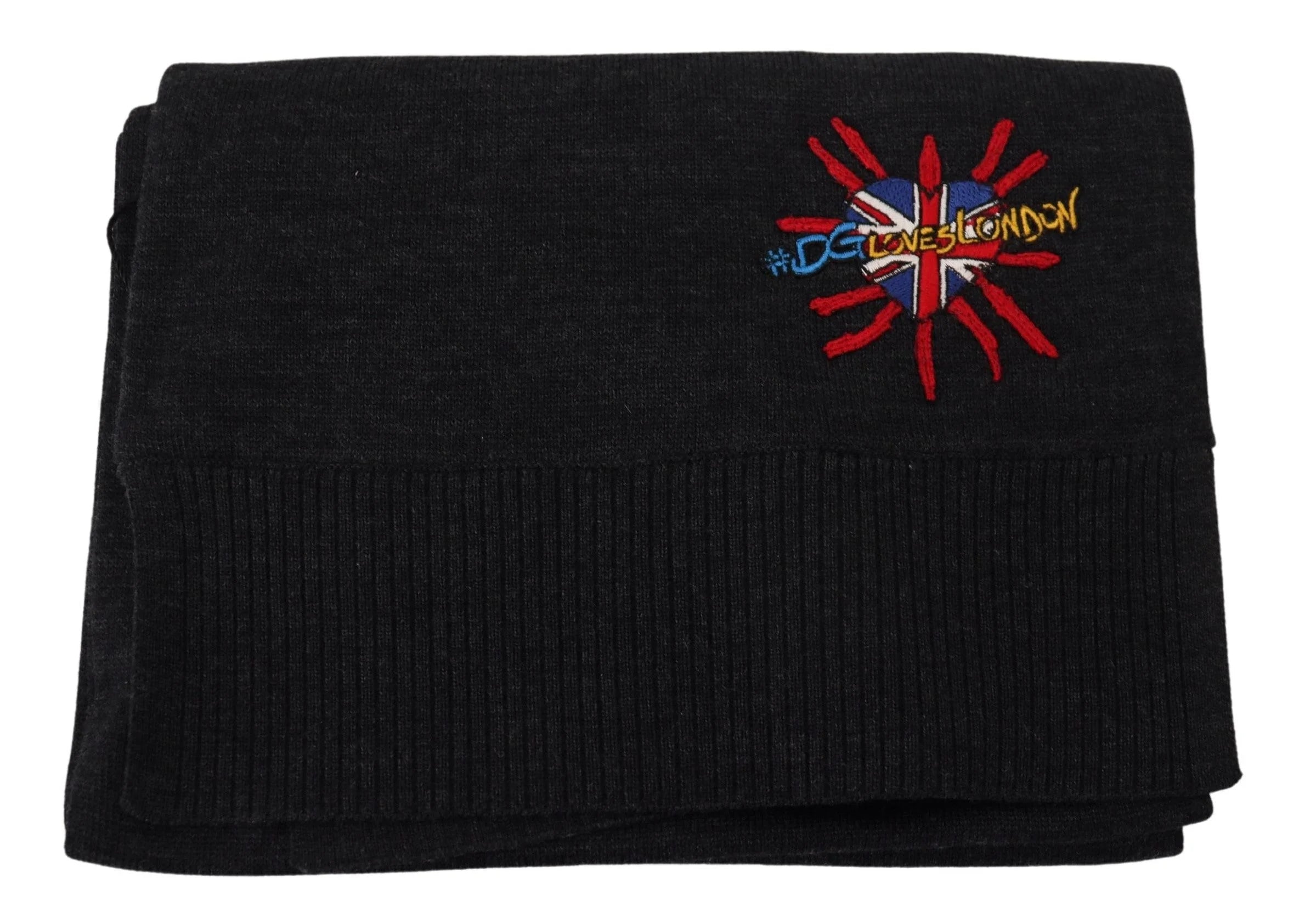 Nærbilde av den intrikate Sacred Heart broderingen og DGLovesLondon merkingen på det fine ullstoffet.