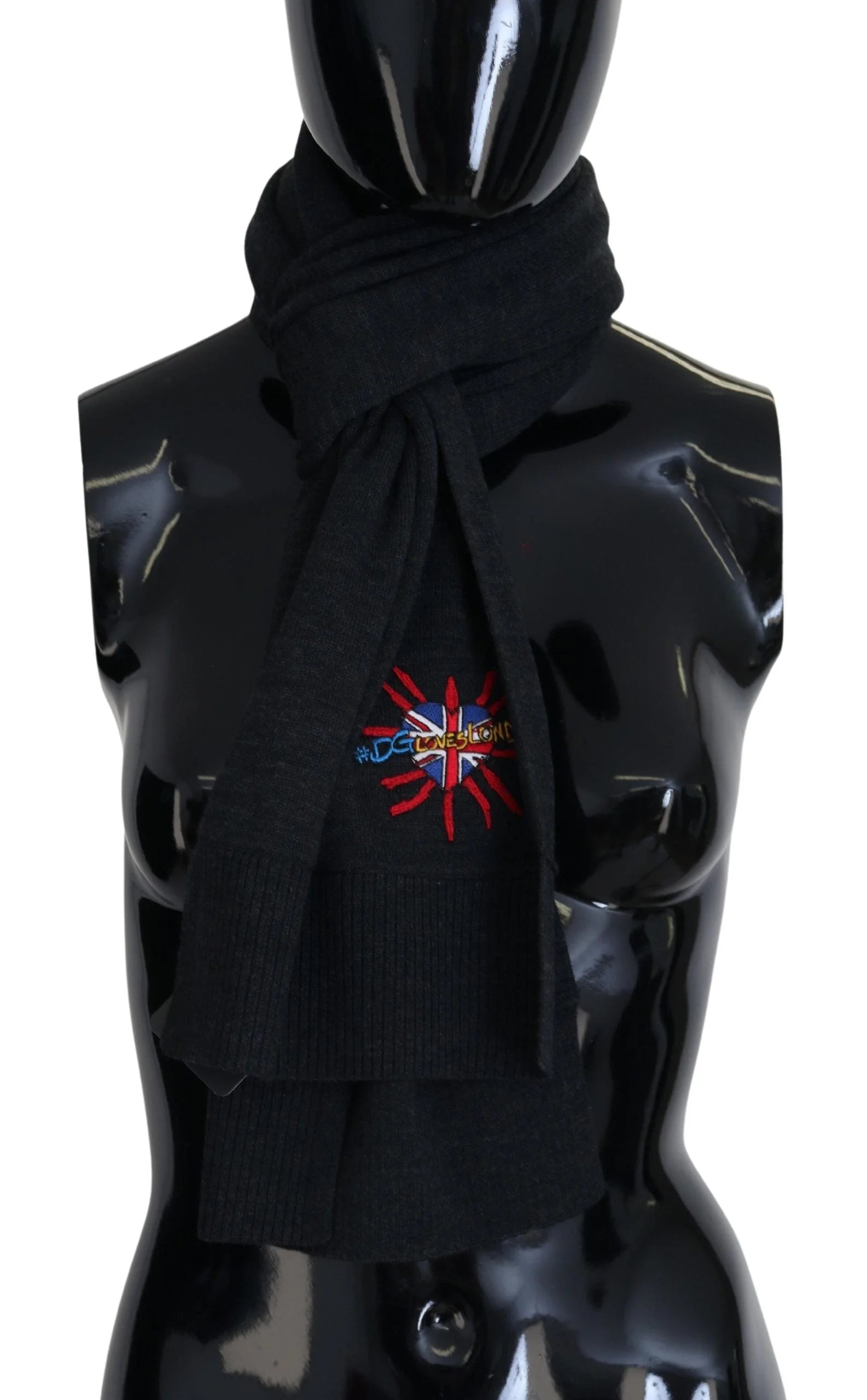 Sidevisning av Dolce & Gabbana Sacred Heart skjerf, som viser den myke falten av det førsteklasses 100 % ullstoffet.