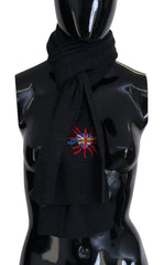 Sidevisning av Dolce & Gabbana Sacred Heart skjerf, som viser den myke falten av det førsteklasses 100 % ullstoffet.