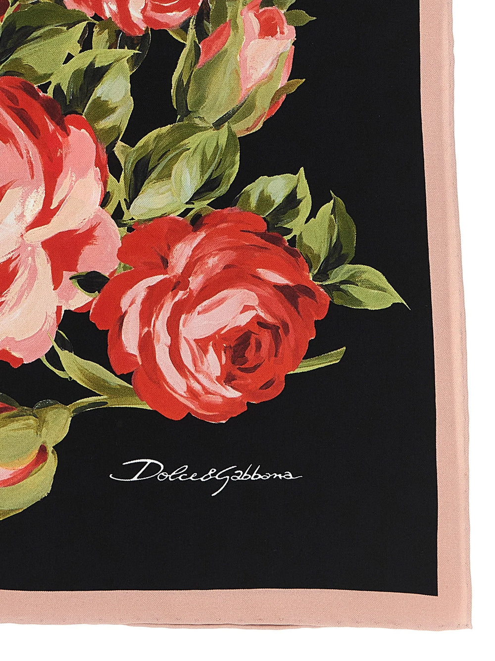 Πλάγια όψη του μεταξωτού φουλαριού Dolce & Gabbana, που αναδεικνύει τη ρευστή πτώση και την ελαφριά ιταλική δεξιοτεχνία.