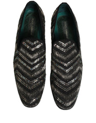 Vista trasera de los mocasines adornados de Dolce & Gabbana que destacan el tacón de cuero estructurado y la artesanía refinada.