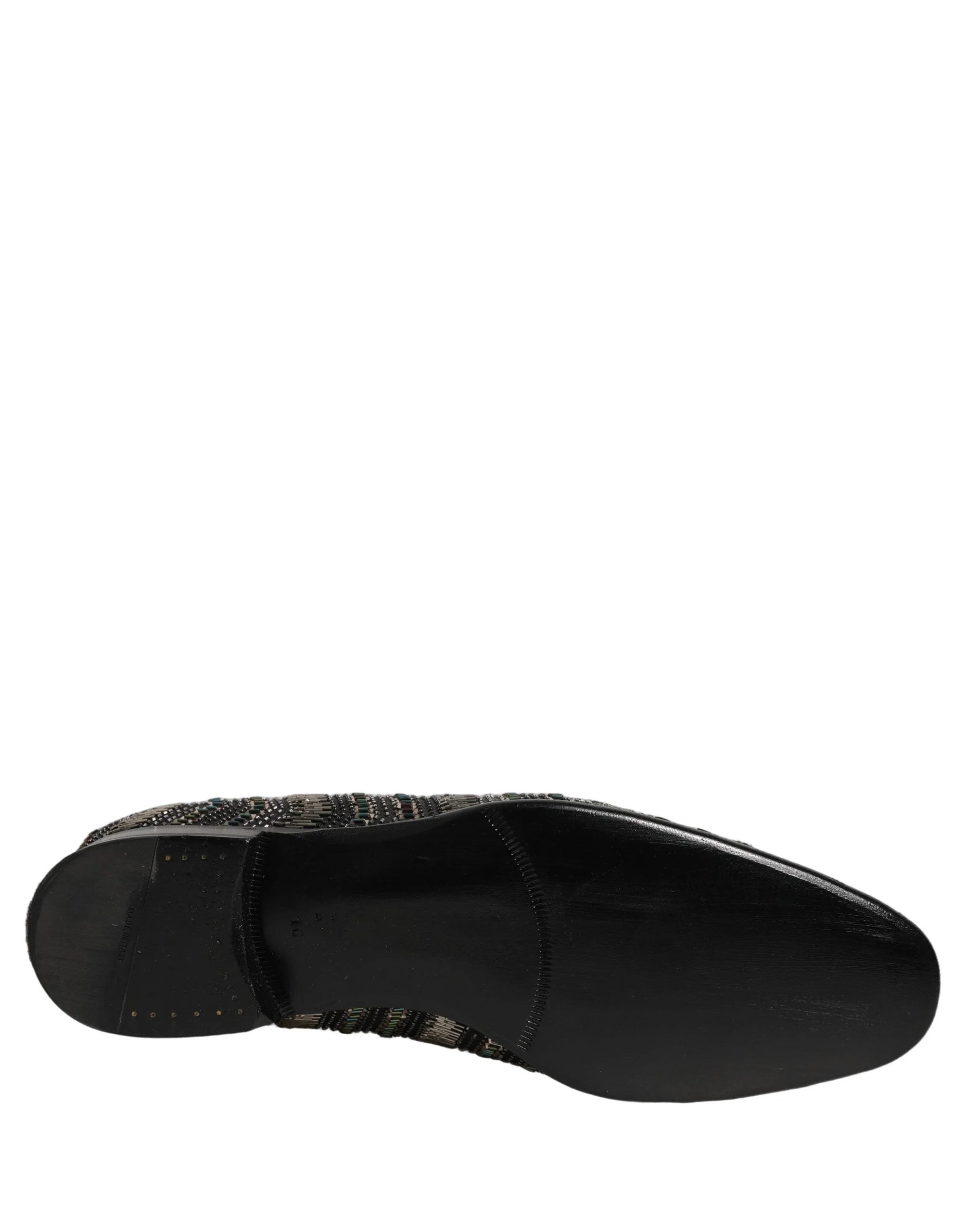 Zapatos náuticos para hombre de Dolce & Gabbana en cuero negro con intrincados adornos de cristal plateado en una vista frontal.