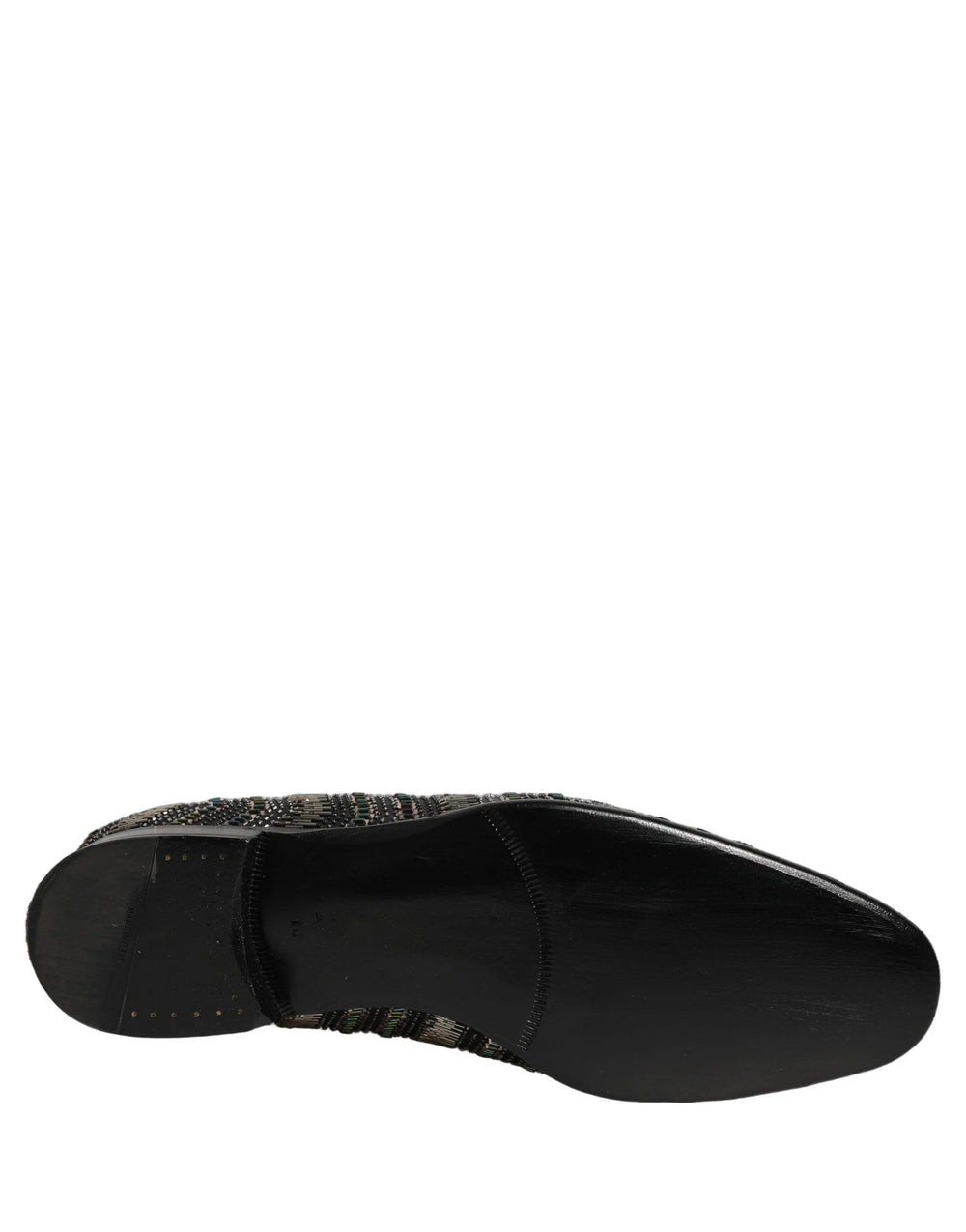 Zapatos náuticos para hombre de Dolce & Gabbana en cuero negro con intrincados adornos de cristal plateado en una vista frontal.