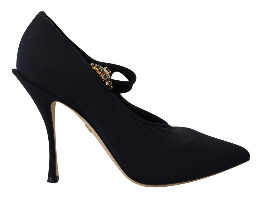 Oversigtsbillede af Dolce & Gabbanas luksuriøse sok-sko, der viser den spidse tå og intrikate krystalmønstre.