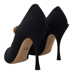 Sideprofil af Dolce & Gabbanas krystaludsmykkede sok-hæle med en slank stiletthæl og fleksibel strikket overdel.