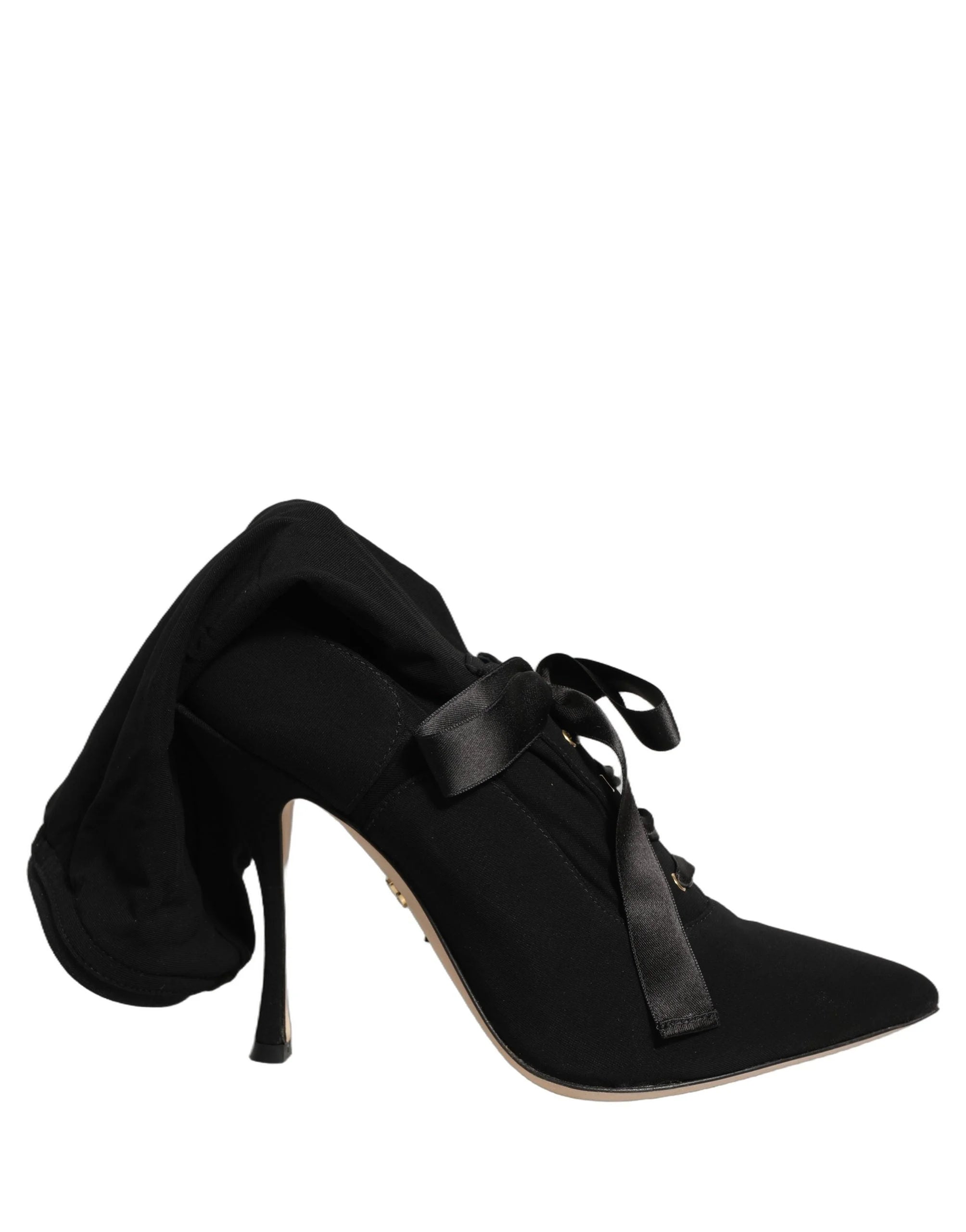Detailaufnahme der Innensohle und des Brandings der Dolce & Gabbana High-Heel-Stiefel, die das italienische Erbe widerspiegeln.