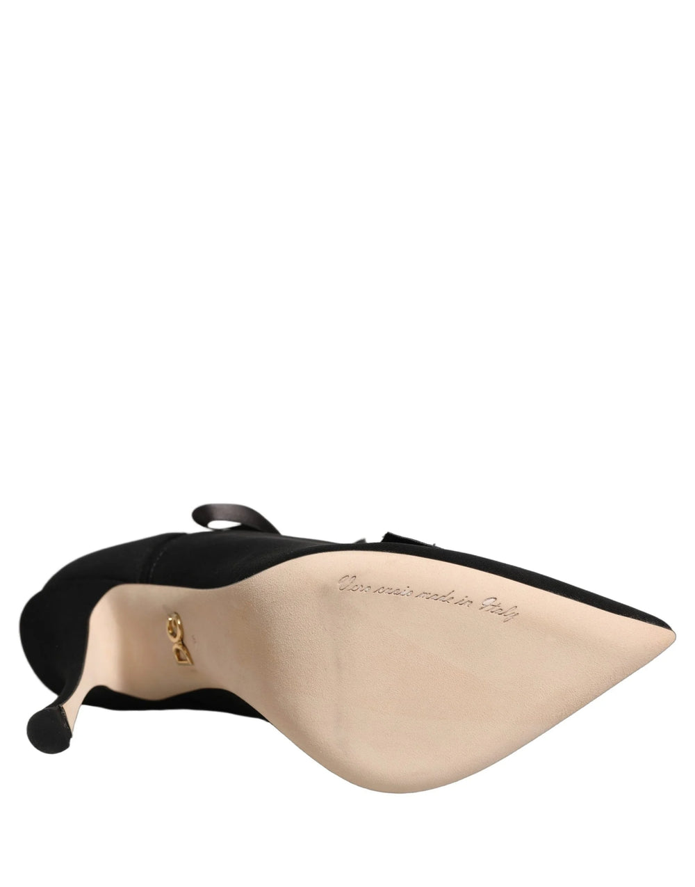 Schräger Blick auf luxuriöse Dolce & Gabbana schwarze Stiefel, die die raffinierte spitz zulaufende Zehenpartie und die hochwertige Stoffveredelung betonen.