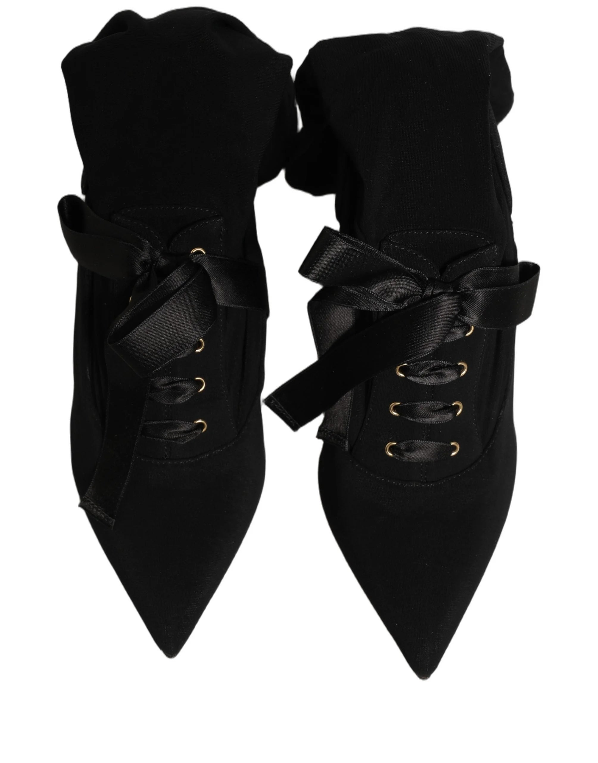 Vollbildaufnahme der Dolce & Gabbana schwarzen Mid-Calf-Stiletto-Stiefel, ein Beweis für unaufdringlichen Prestige.