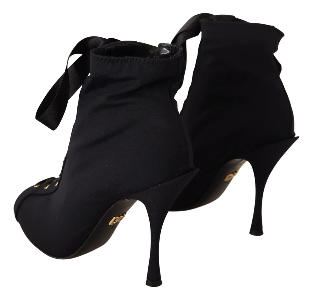 Detailní záběr na stiletto podpatek a koženou podrážku od Dolce & Gabbana, demonstrující italské řemeslo.