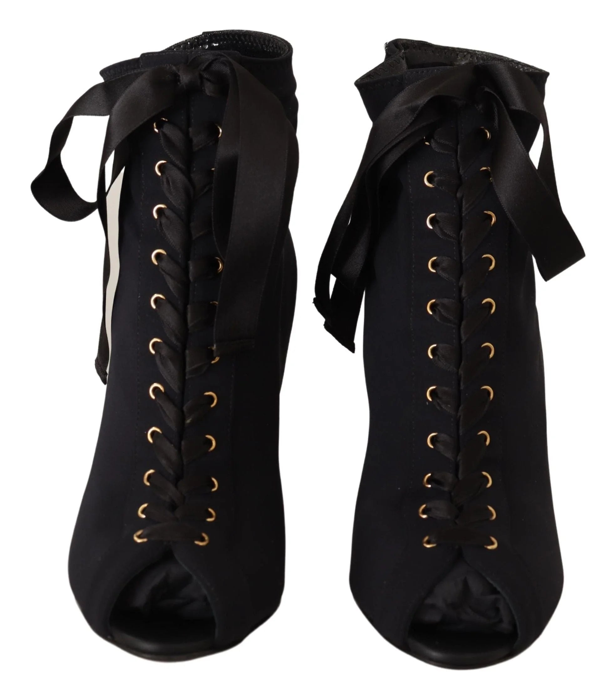 Zadní pohled na elastické boty Dolce & Gabbana, zdůrazňující bezešvé provedení paty a elegantní výšku kotníku.