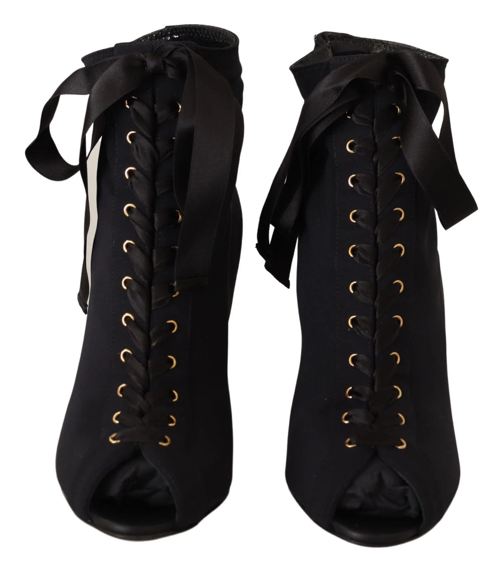 Zadní pohled na elastické boty Dolce & Gabbana, zdůrazňující bezešvé provedení paty a elegantní výšku kotníku.