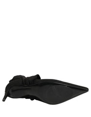Profil lateral al botinelor negre Dolce & Gabbana din amestec de vâscoză, care prezintă curba elegantă și toc înalt, subțire.