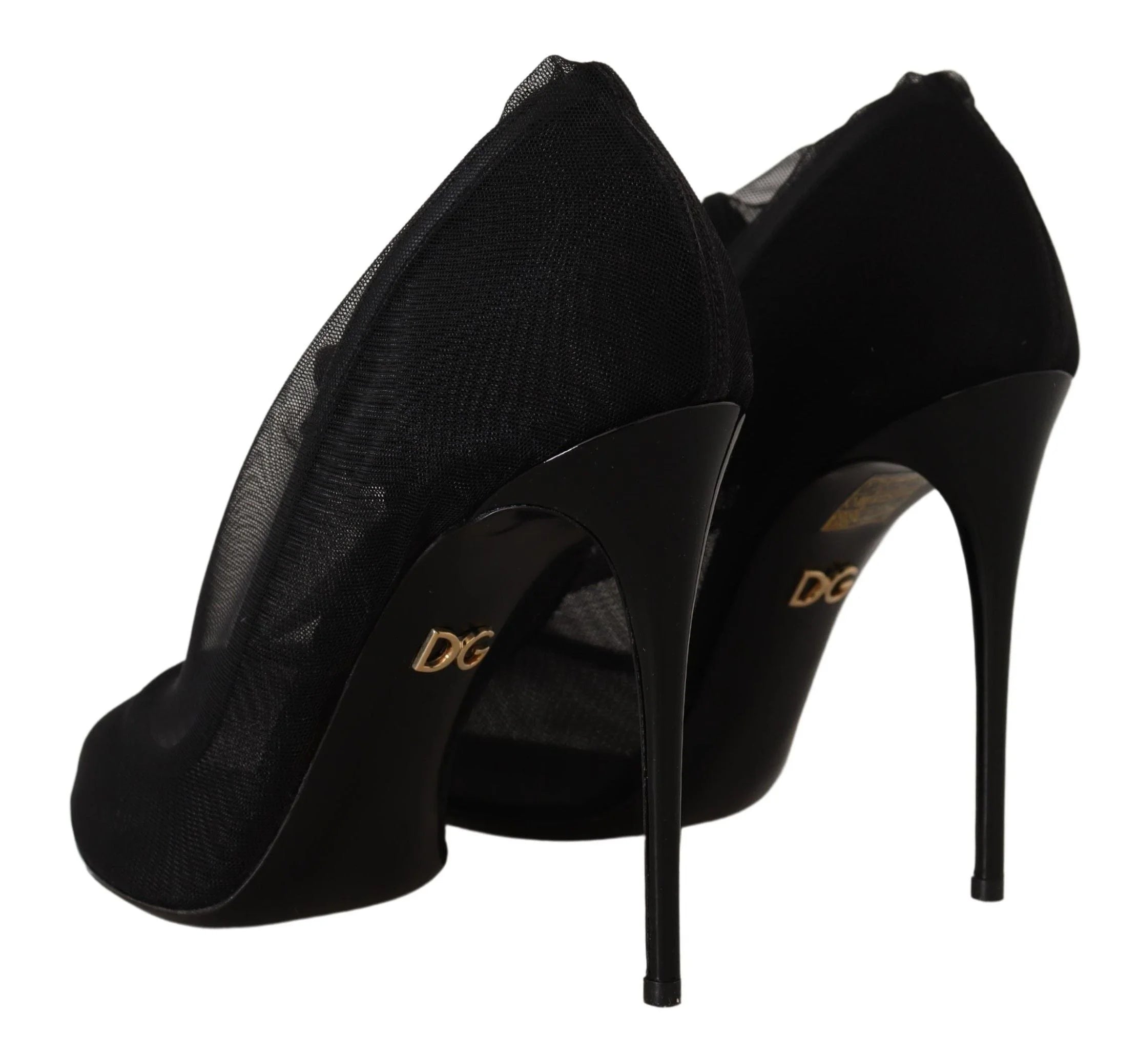 Oldalnézet a Dolce & Gabbana áttetső hálós cipőkön, amelyek vékony stiletto sarokkal és elegáns sziluettel rendelkeznek.