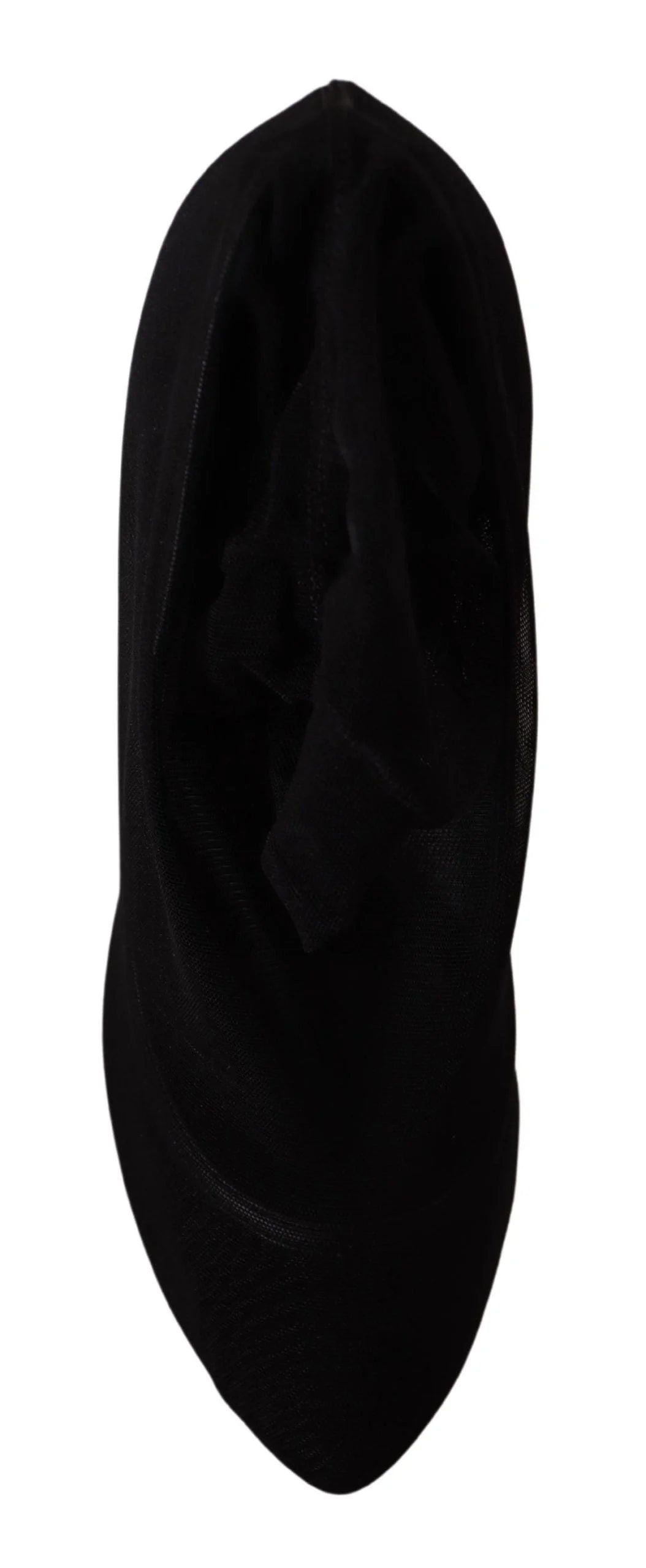 Lentnézet a hegyes orrról és a Dolce & Gabbana luxus hálós cipők belső márkázásáról.