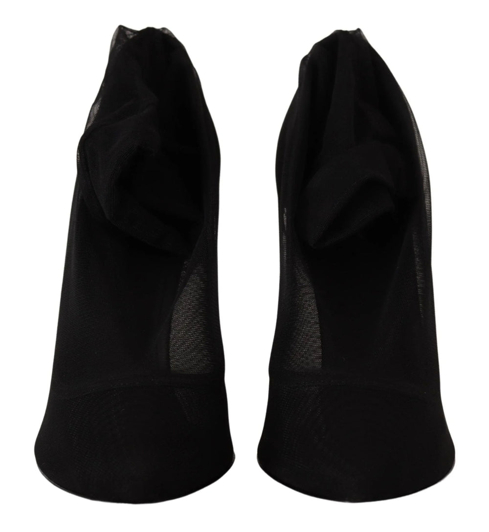 Dolce & Gabbana fekete hálós cipők alacsony szögből, hogy hangsúlyozza a 10 cm-es stiletto magasságot.