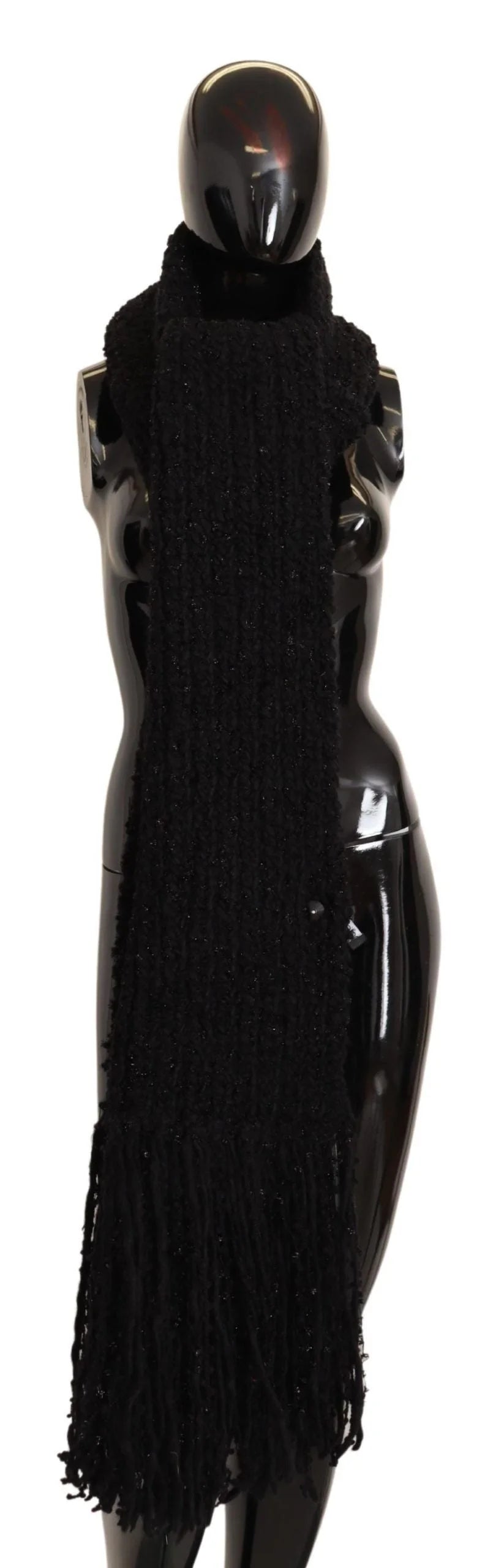 Gros plan de la texture de l'écharpe noire Dolce & Gabbana, présentant un mélange doux de laine vierge, d'alpaga et de fibres techniques.