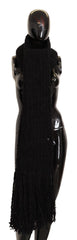 Gros plan de la texture de l'écharpe noire Dolce & Gabbana, présentant un mélange doux de laine vierge, d'alpaga et de fibres techniques.