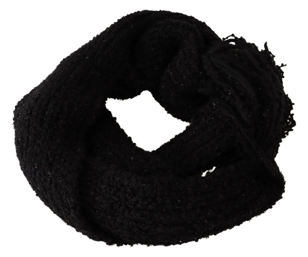 Profil latéral de l'écharpe en tricot noir AmeOro, sélectionnée par Dolce & Gabbana, soulignant le poids et la texture importants.