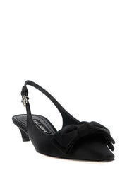 Πλευρικό προφίλ των μαύρων pompes Dolce & Gabbana, που δείχνουν το άνετο τακούνι αιχμής μεσαίου ύψους και την κομψή ιταλική ραφή.