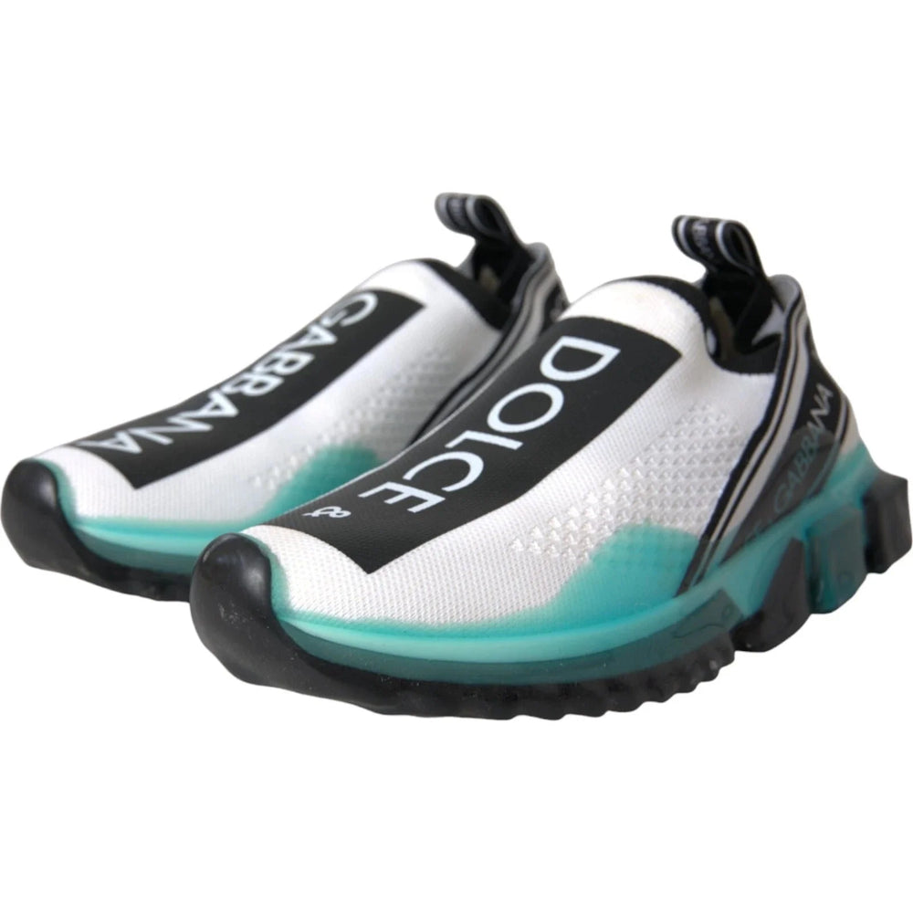 Sneakersy Dolce & Gabbana Sorrento wyświetlane pod kątem, aby pokazać kontrast między białą podeszwą a niebieskimi detalami.