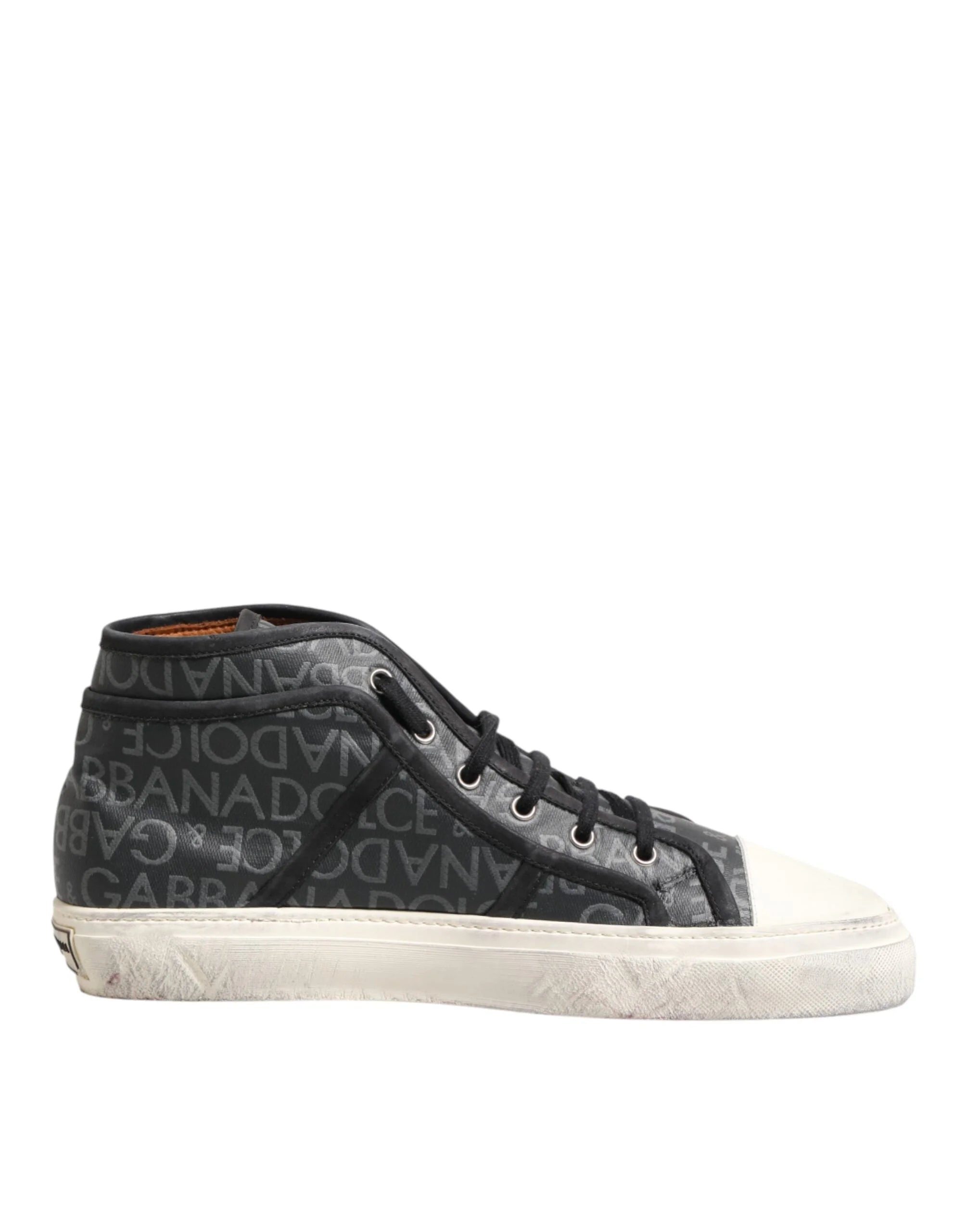 Detaljbild av Dolce & Gabbana sneaker-tungan och det säkra skosnörningssystemet i svartvitt.