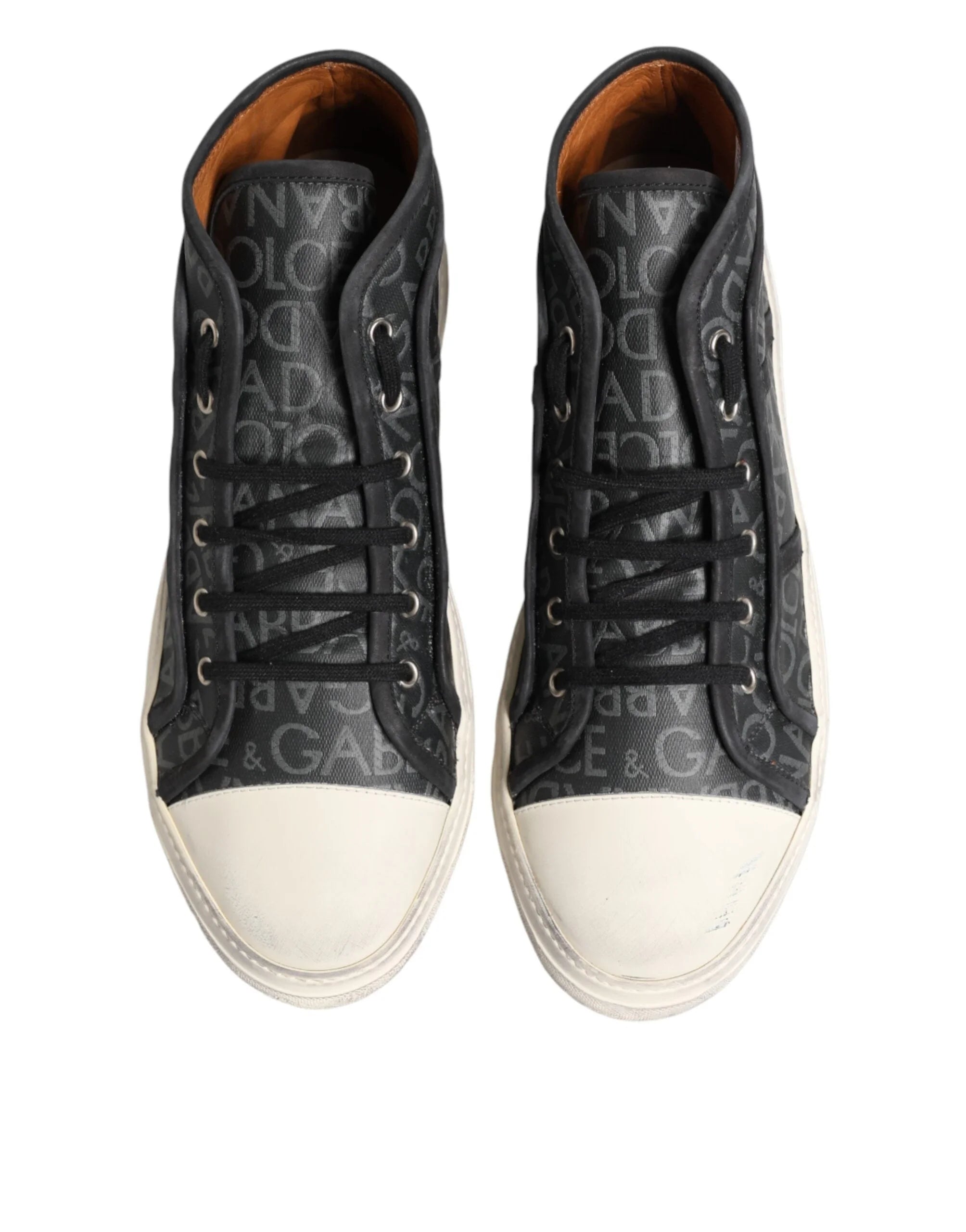Sidoprofil av Dolce & Gabbana canvas-sneakers med ett monokromt logomönster och en slitstark gummisula.