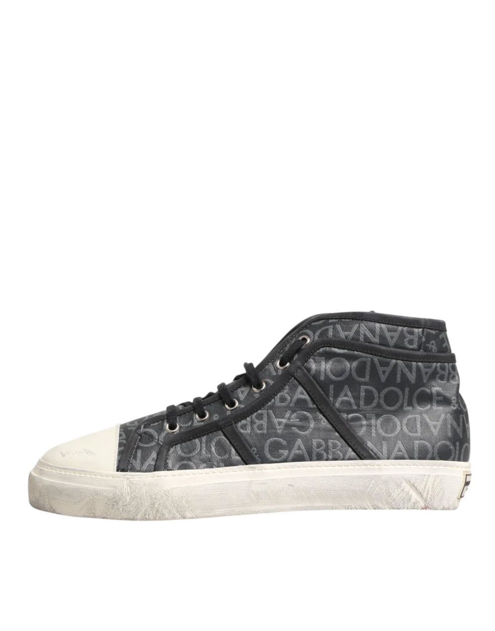 Närbild på det texturerade canvasmaterialet och den precisa sömnaden på Dolce & Gabbana-skorna.