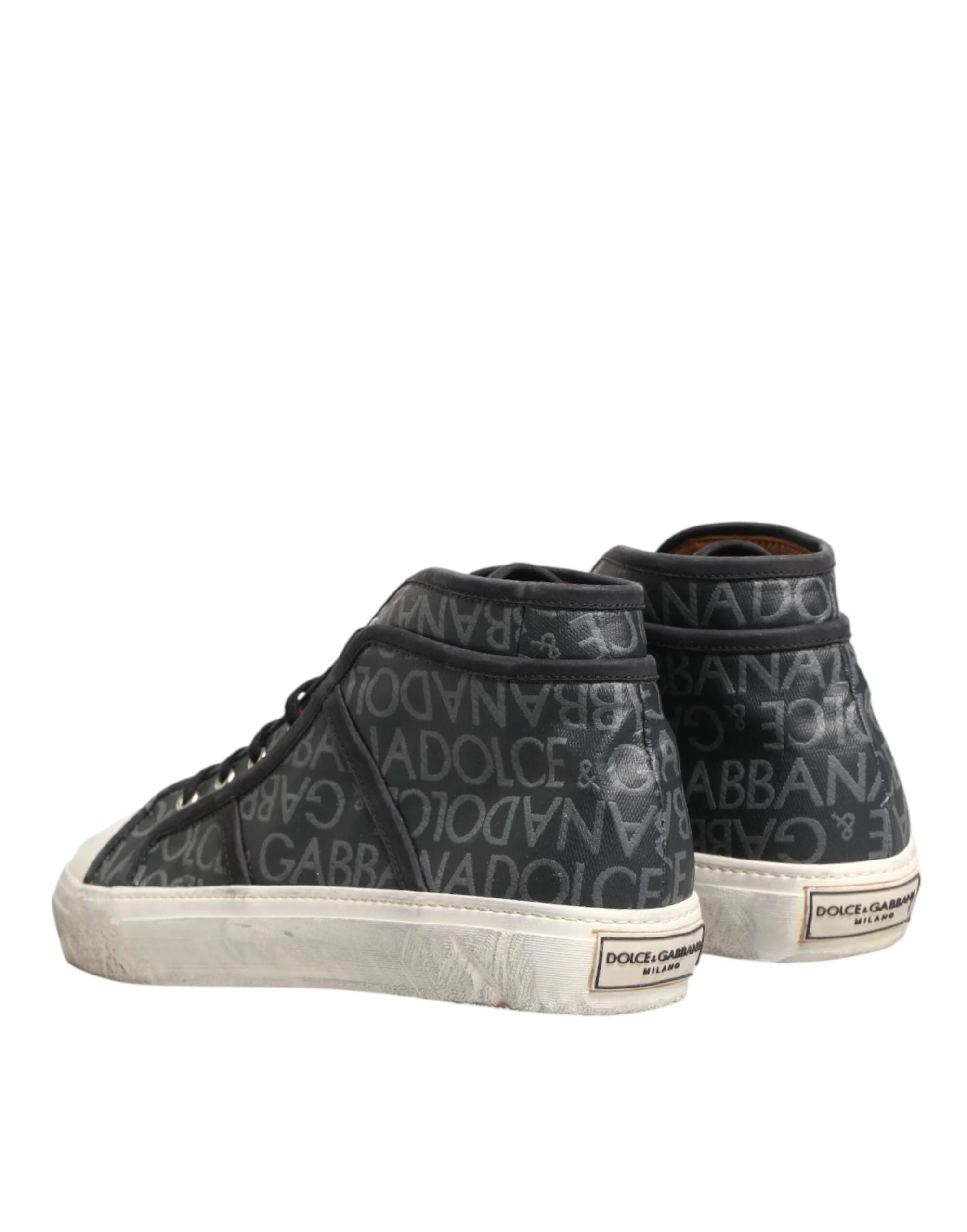 Perspektivvy ovanifrån av Dolce & Gabbana-logotypsneakers som visar de svarta skosnören och den märkta innersulan.